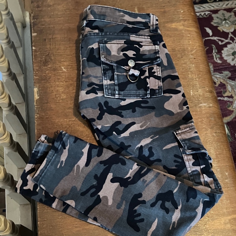 Kill City Camo Cargo Jeans – Size 3 • Low Rise Ankle Zipper •Hip Hugging •